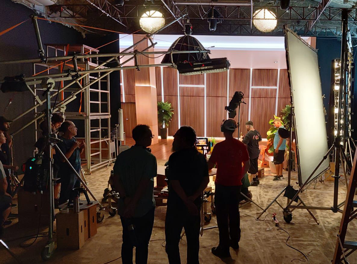 Equipe técnica em um set iluminado